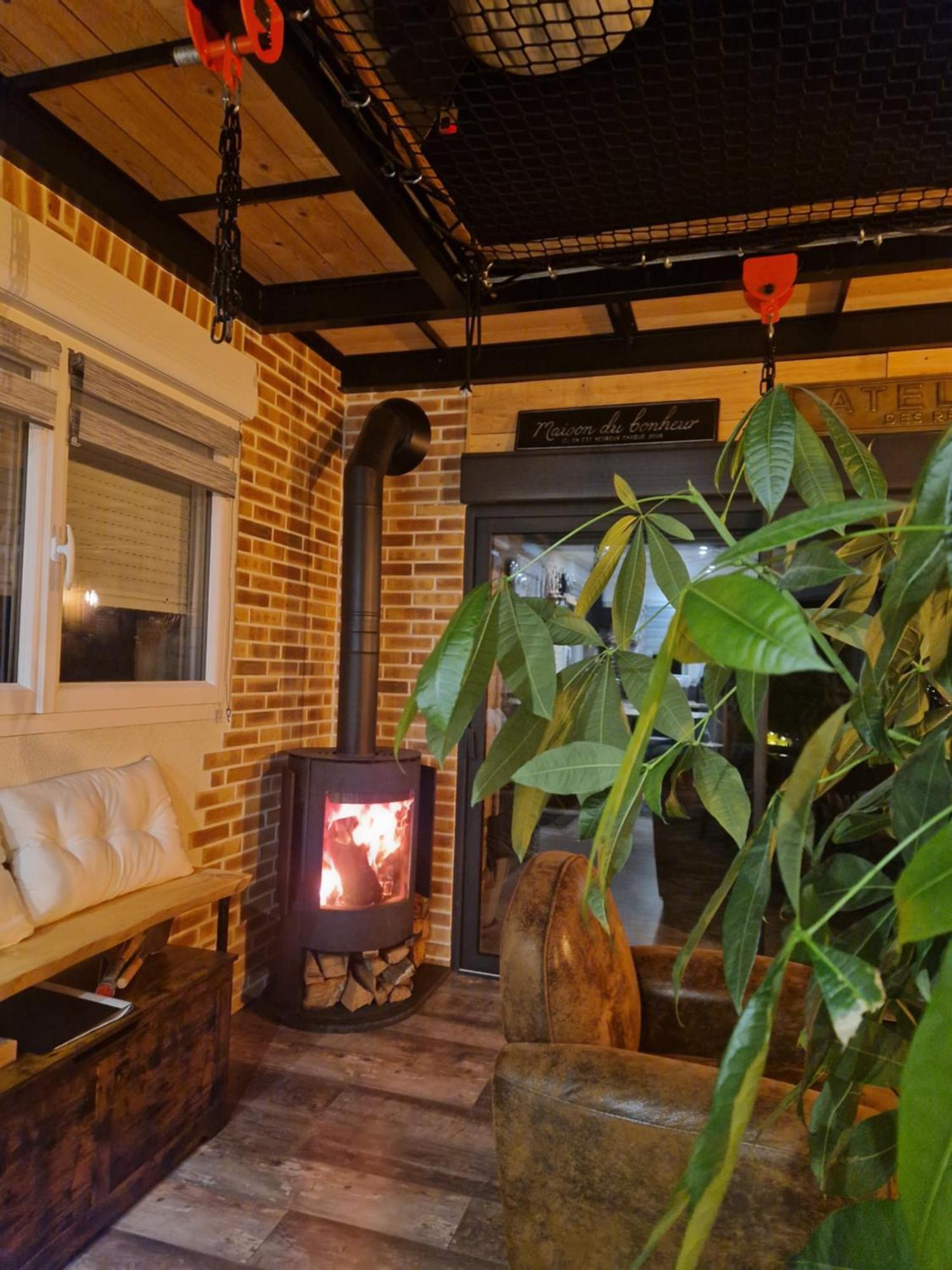Chalet Industriel Avec Filet Et Spa Sorigny Екстериор снимка